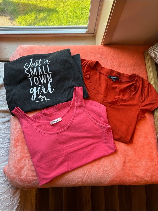 Live And Tell Tops - Bundle Of 3, Cotton Blend Women’s Tops In Size Small- 2 V-Necks & A Coral Tank